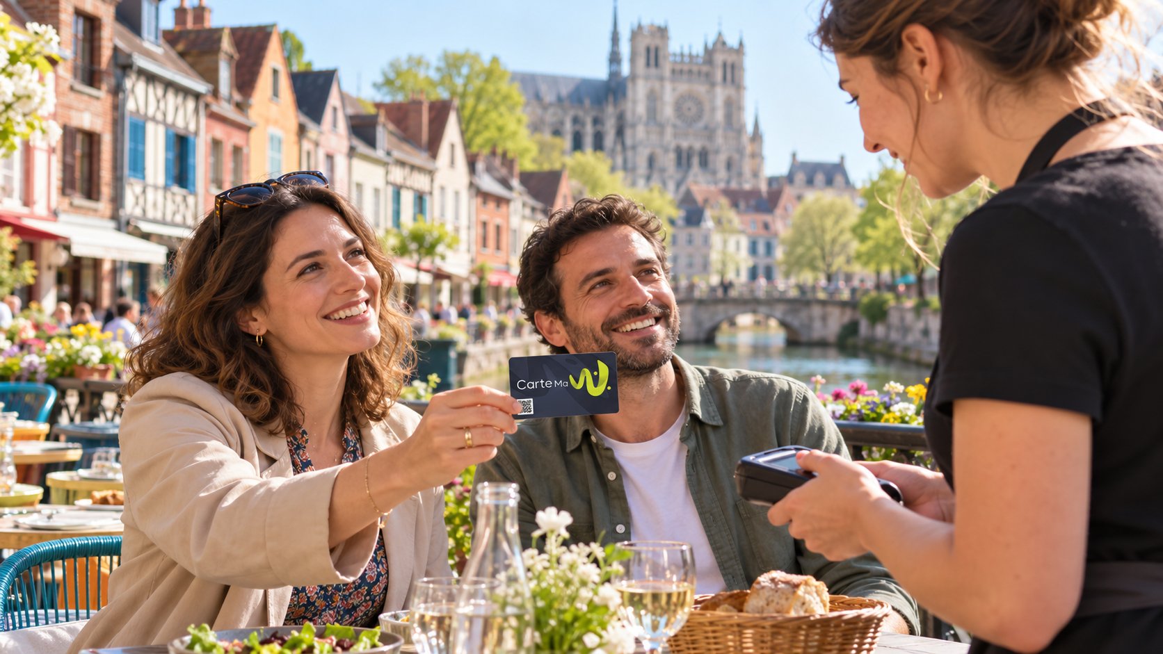 Collègues présentant la Carte Ma W en terrasse dans le quartier Saint-Leu à Amiens