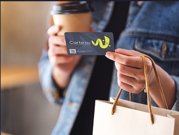 Salariée présentant sa Carte Ma W chez un commerçant