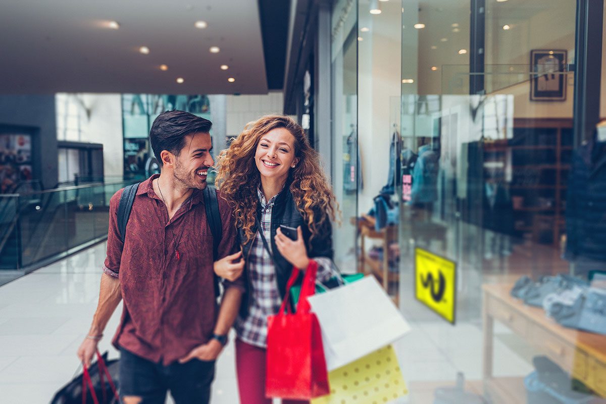 Couple de salariés profitant de réductions toute l'année