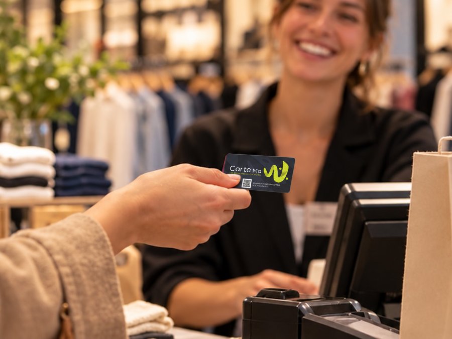 Cliente présentant sa carte en caisse