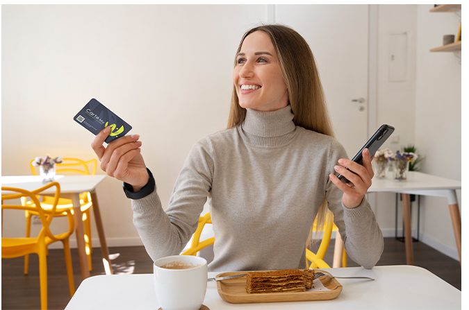 Salariée utilisant sa Carte Ma W dans un café partenaire